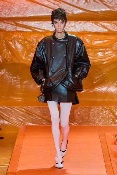 Look 16